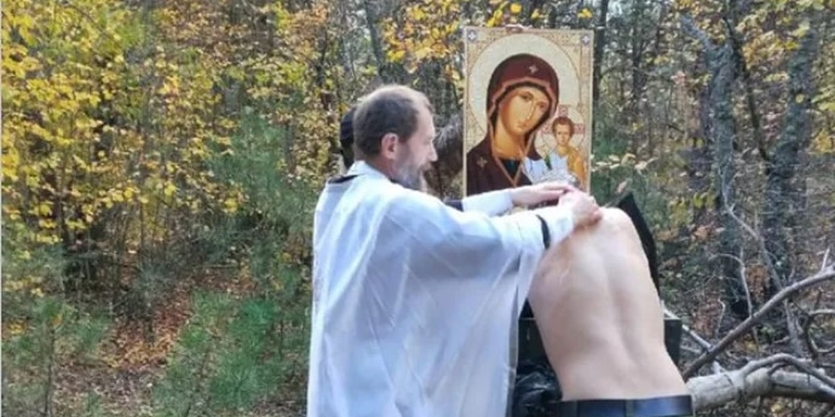 Duchowny Wiktor Iwanow chrzci chętnych żołnierzy na okupowanych terenach Ukrainy. Używa do tego worków na zwłoki.