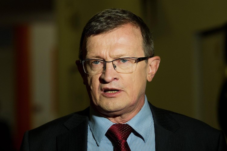 <b>Tadeusz Cymański</b>
<br>
<br>
Polityk PiS w 1978 ukończył studia w zakresie ekonomiki transportu lądowego na Wydziale Ekonomiki Transportu Uniwersytetu Gdańskiego. Jeszcze w trakcie studiów znalazł pracę jako grabarz w Nowym Stawie niedaleko Malborka, gdzie zaczepił się aż na osiem lat.