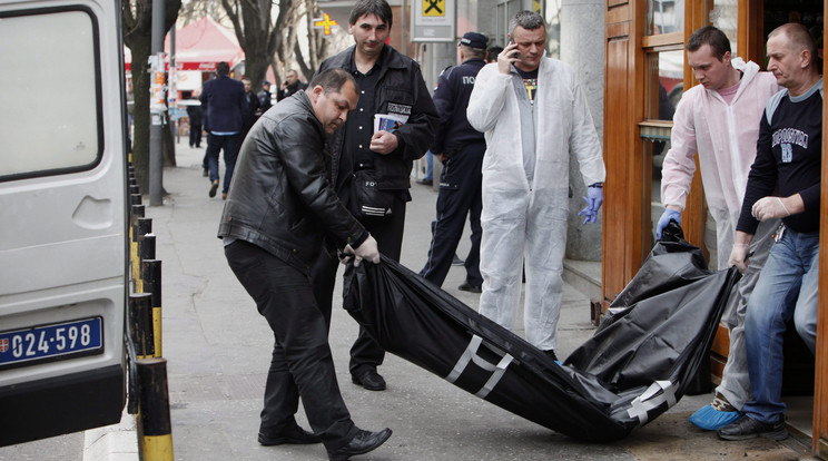 Rendőrök egy holttestet visznek ki egy cukrászdából Belgrádban / Fotó: MTI