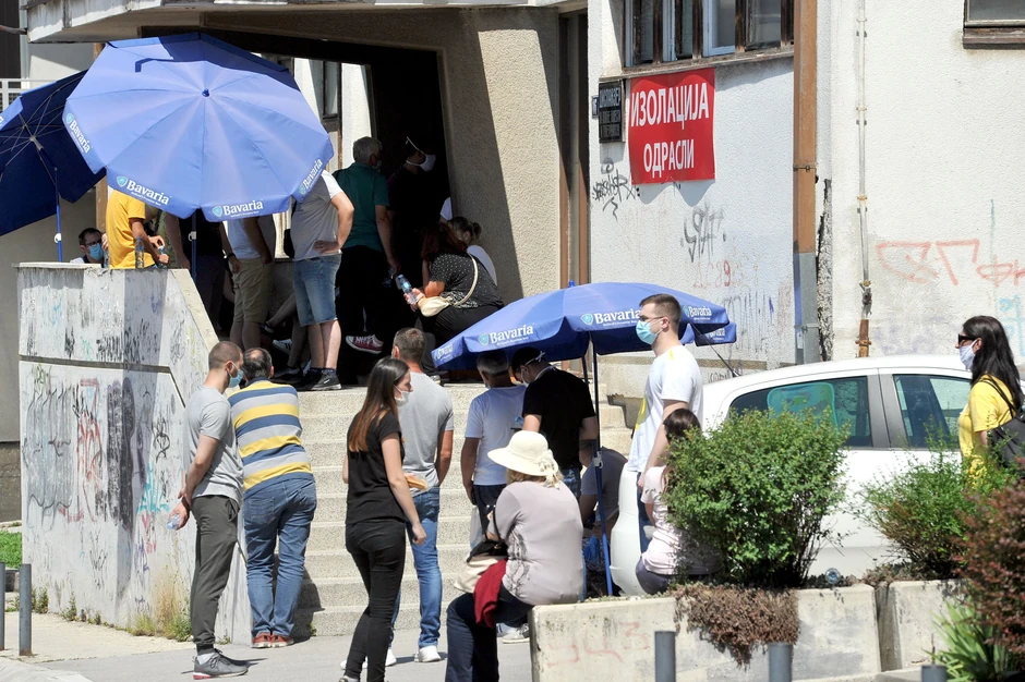 Gužva ispred kovid ambulante u Užicu