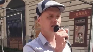 Krzysztof Krawczyk Junior śpiewa na ulicy piosenki ojca. W repertuarze "Parostatek" i "Jak minął dzień". Ma talent?