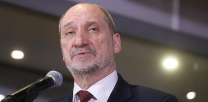 Macierewicz tłumaczy „błędny system dowodzenia” Komorowskiego