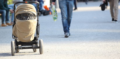 Pchał wózek z niemowlakiem, wpadł pod samochód