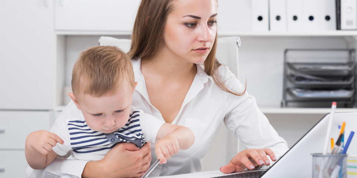 Kobieta z dzieckiem przy komputerze