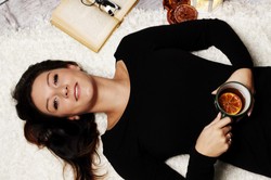 Nastrój się na dobry nastrój! Przyjemne sposoby na walkę z zimowym brakiem światła