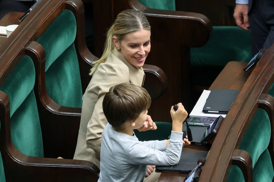 Posłanka Aleksandra Gajewska z synem w Sejmie.