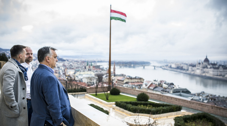 Orbán Viktor (55) miniszterelnök új irodája sok vitát kavart erkélyéről megcsodálta a fővárosi panorámát / Fotók: Origo Miniszterelnöki Kabinetiroda