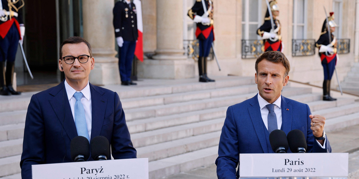 Premier Mateusz Morawiecki z Emmanuelem Macronem w Paryżu.