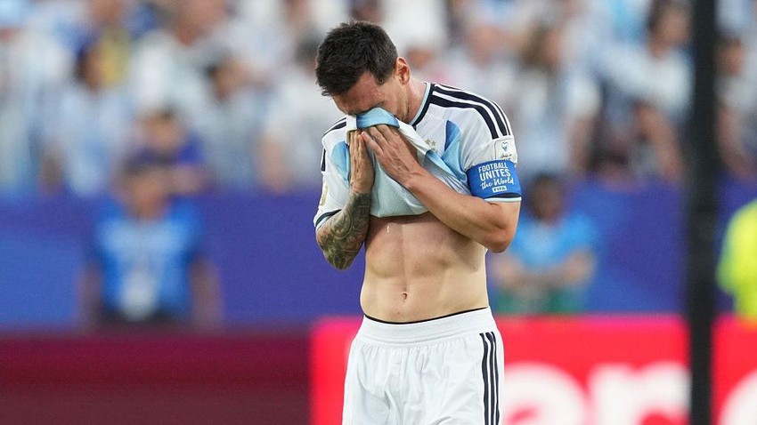 Mesi je plakao pošto je postigao početni gol u prvoj utakmici Argentine protiv Alžira, a u danima nakon toga njegova porodica je objavila saopštenje u kojem je otkrila da se njegov otac „bori sa zdravstvenim problemom“. | Foto: BBC Sport