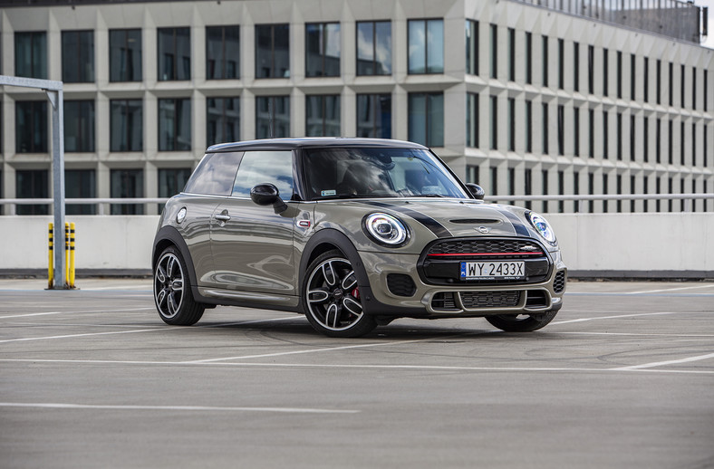 Mini Cooper 2.0 JCW - imponuje jazdą, wyglądem i ceną