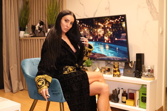 STARLETA POKAZALA STAN OD 300.000 EVRA Sedi bez veša u bademantilu, troši hiljade evra na provod, a dobija i pretnje: "Ne idem nigde sa nekim ko malo zarađuje, zanima me samo skupo" (VIDEO)