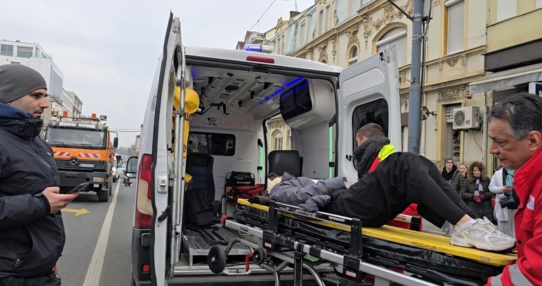 STUDENTKINJA (20) ZADRŽANA U BOLNICI Evo u kakvom je stanju devojka udarena u Ruzveltovoj ulici tokom odavanja pošte stradalima na Železničkoj stanici Novi Sad (VIDEO)