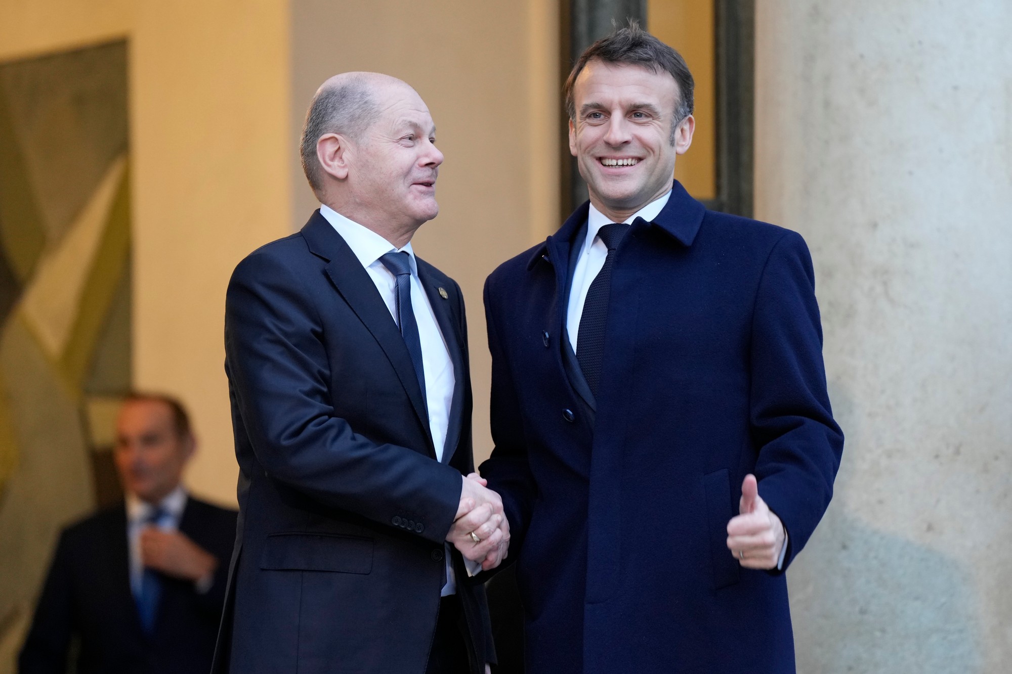 Nemecký kancelár Olaf Scholz (vľavo), ktorého víta francúzsky prezident Emmanuel Macron na medzinárodnú konferenciu na podporu Ukrajiny v Paríži.