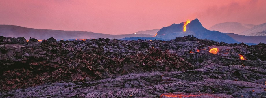 Islandia. Z niezwykłą żywotnością natury spotkamy się tu niemal co krok. Poza wulkanami można podziwiać m.in. tryskające z ziemi gejzery czy spektakularne wodospady.