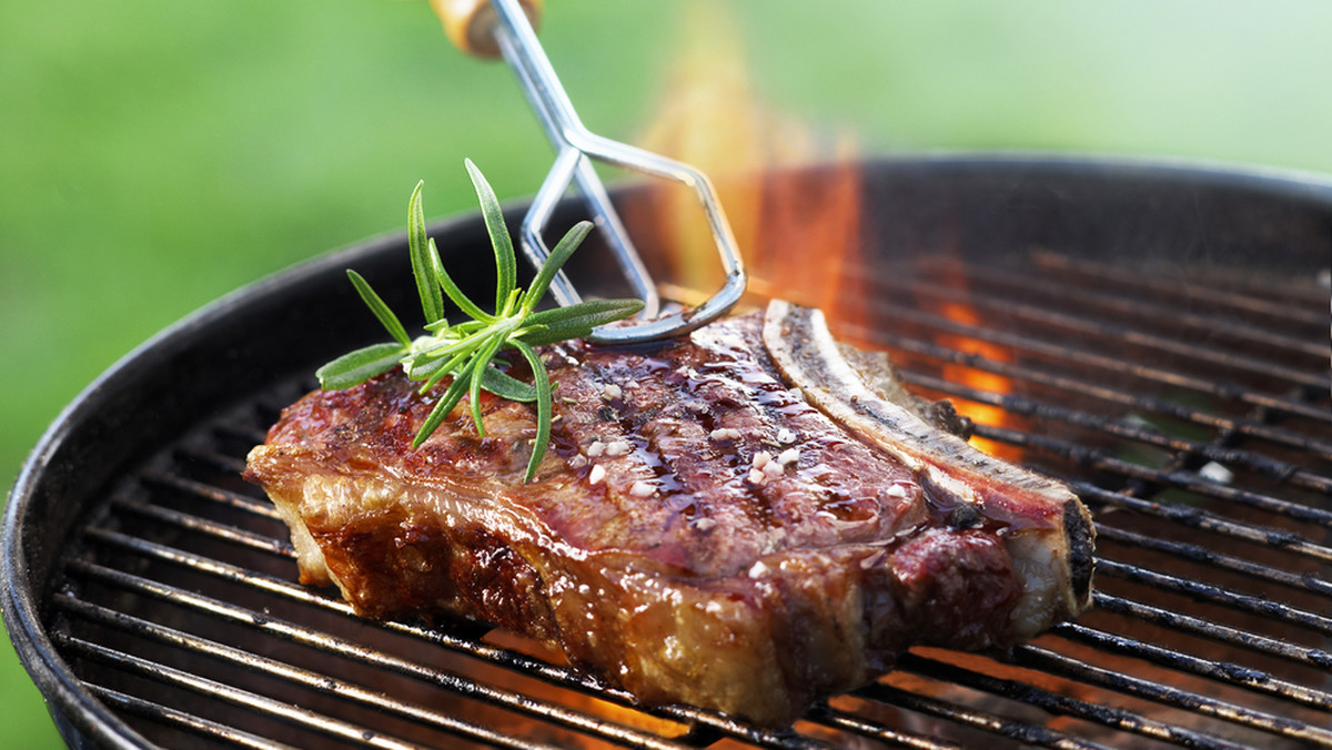 Kusi zapach, szybkość przygotowania, atmosfera. Grill stał się atrakcją współczesnego społeczeństwa. Nie każdy jednak zdaje sobie sprawę z niebezpieczeństwa korzystania z tej niewątpliwej przyjemności.