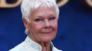 Judi Dench cała w bieli na premierze filmu. Wygląda na 82 lata?