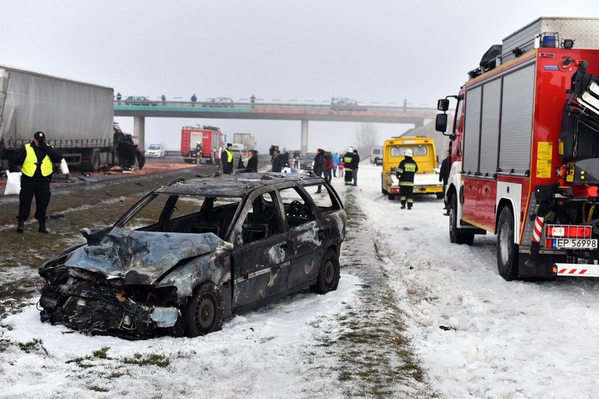 Karambol na A1. Ponad 70 rozbitych aut niedaleko Piotrkowa Trybunalskiego.