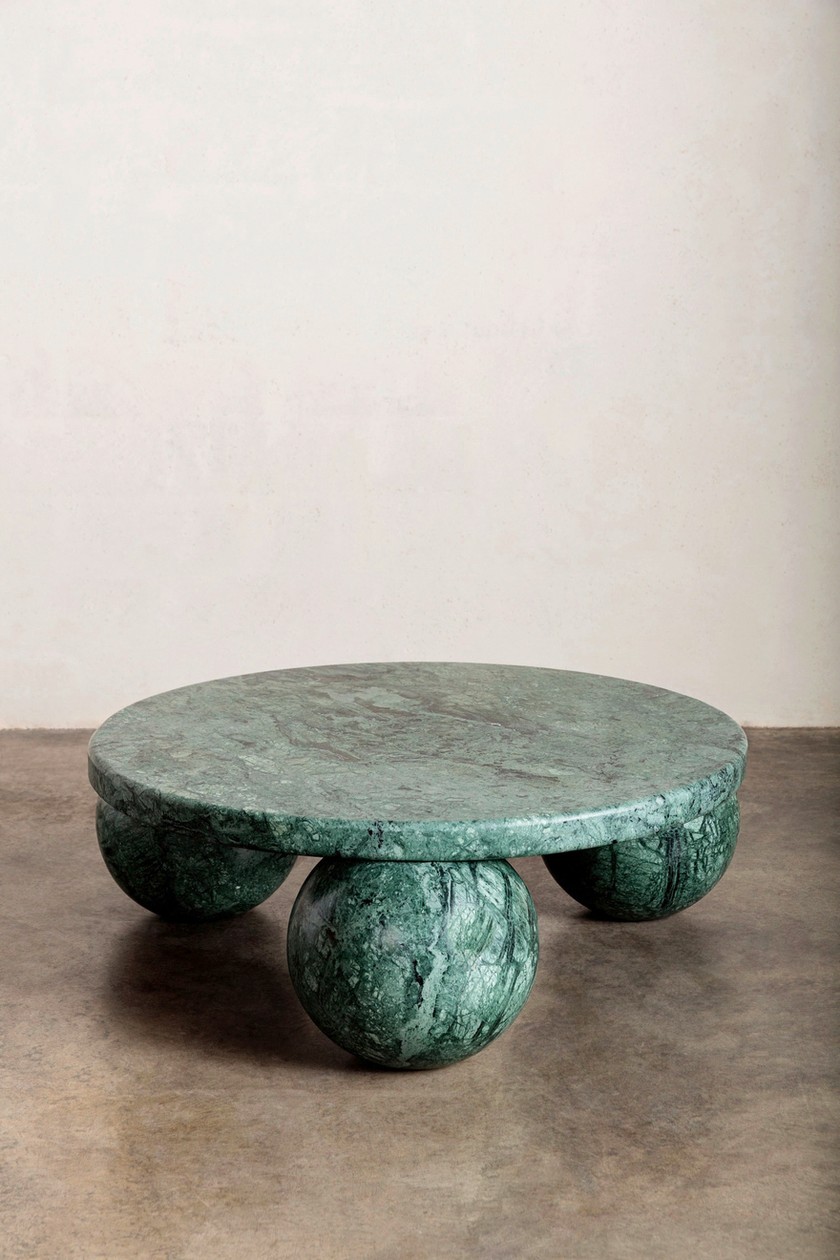 FORMVOLLENDET Den Beistelltisch Morro, ein Entwurf von Kelly Wearstler, gibt es in Marmor oder Kalkstein.