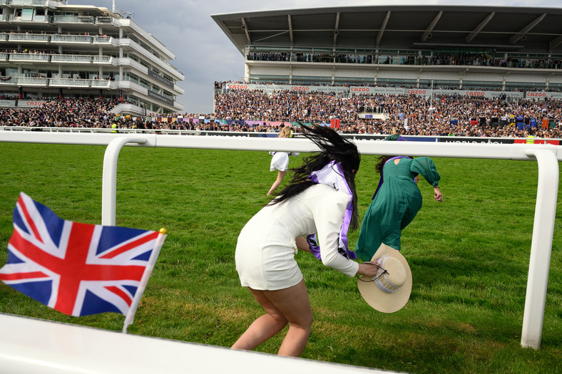 Platynowy Jubileusz królowej Elżbiety II przerwany. Obrońcy praw zwierząt wbiegli na tor Epsom Derby