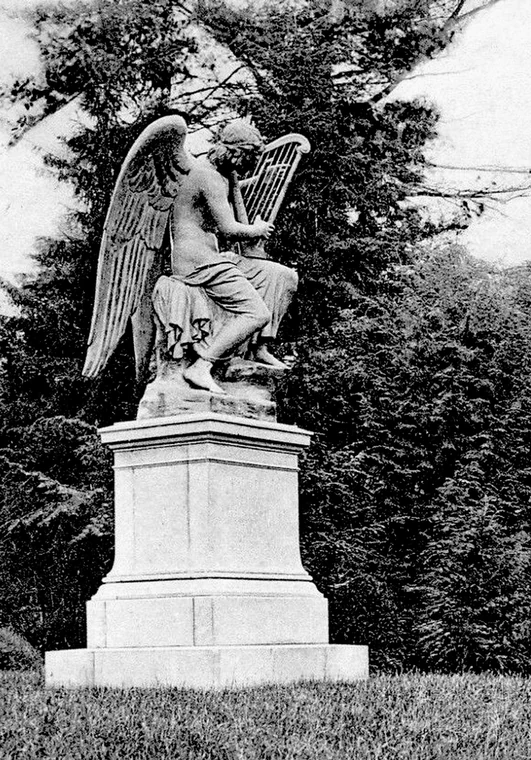 Przedwojenne zdjęcie "anioła z harfą", jedynego posągu zdobiącego niegdyś sławięcicki park, który przetrwał do naszych czasów