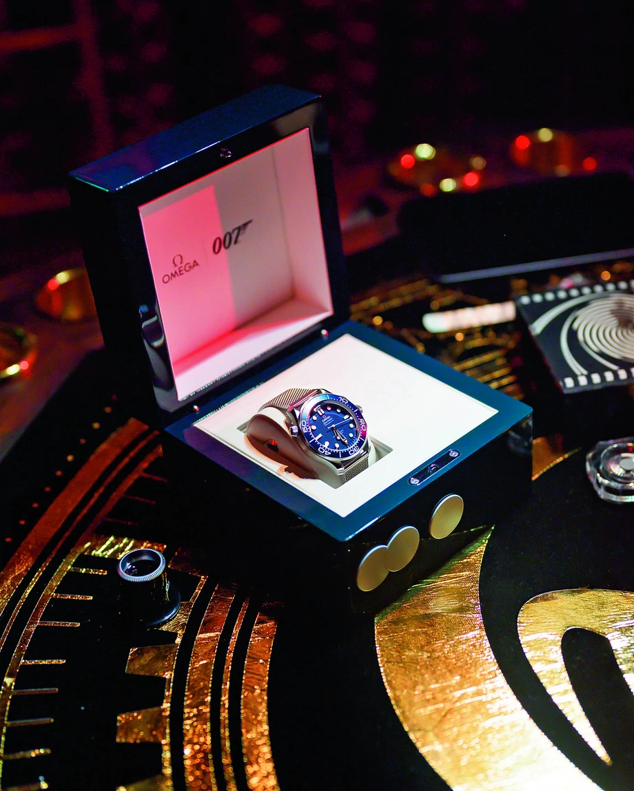 Od 1995 r. spod mankietu agenta 007 wystają zegarki jednej marki – Omega, a dokładnie modeli Seamaster, które kojarzą się z brytyjską marynarką.