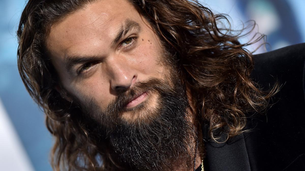 Jason Momoa egy szál ágyékkötőre vetkőzött