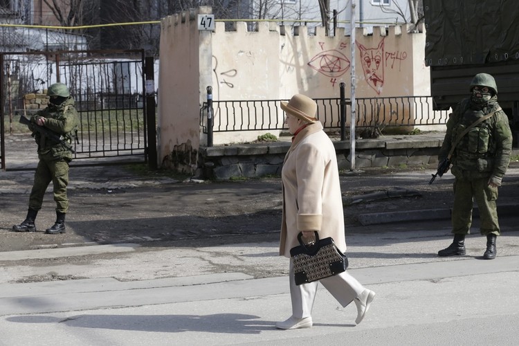 Przechodnie na Krymie, obok niezidentyfikowanych żołnierzy