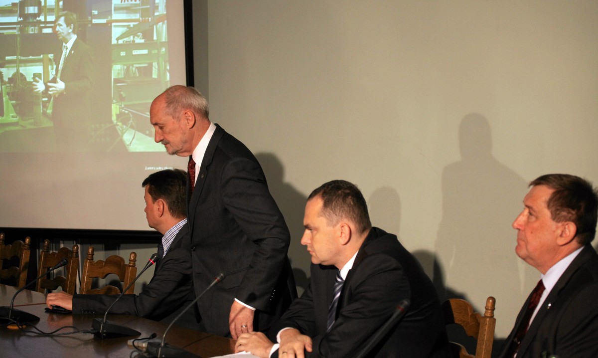 Posiedzenie zespołu Macierewicza