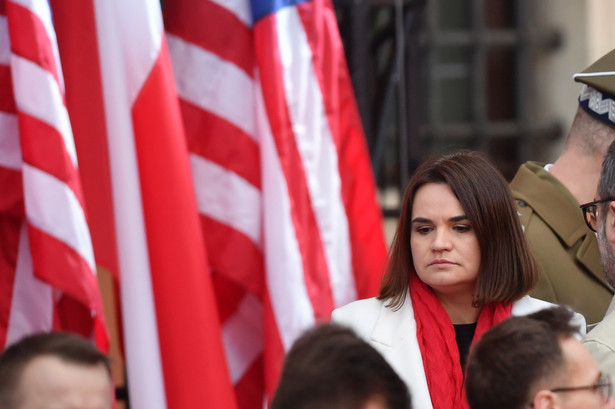 Liderka białoruskich sił demokratycznych Swiatłana Cichanouska oczekuje na przemówienie prezydenta USA na Placu Zamkowym w Warszawie