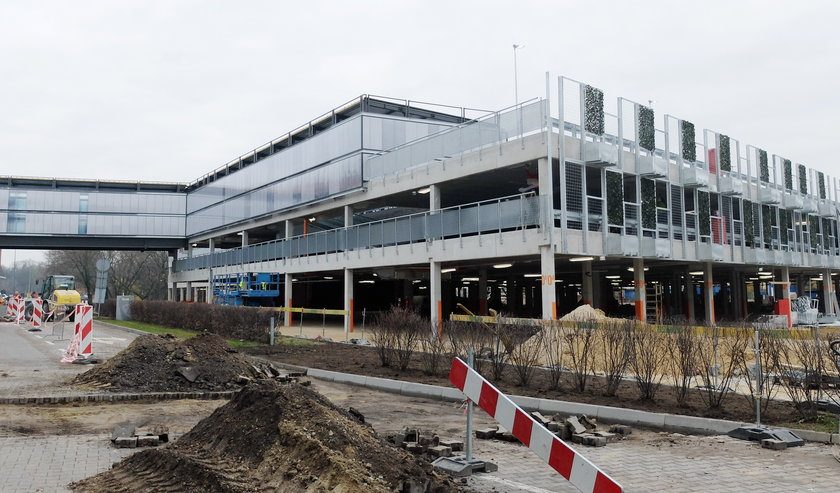 Kończy się budowa wielopoziomego parkingu przy Manufakturze 