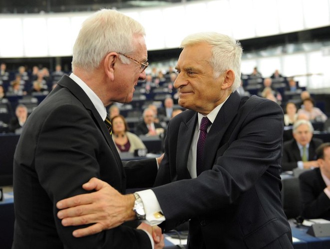 Odchodzącemu ze stanowiska Jerzemu Buzkowi gratulował Hans-Gert Pöttering