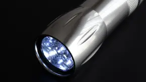 Taschenlampen mit eingebauten Akkus im Vergleich