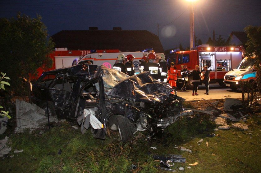 Tragiczny wypadek na Oświęcimskiej w Opolu. BMW wjechało w betonowy płot