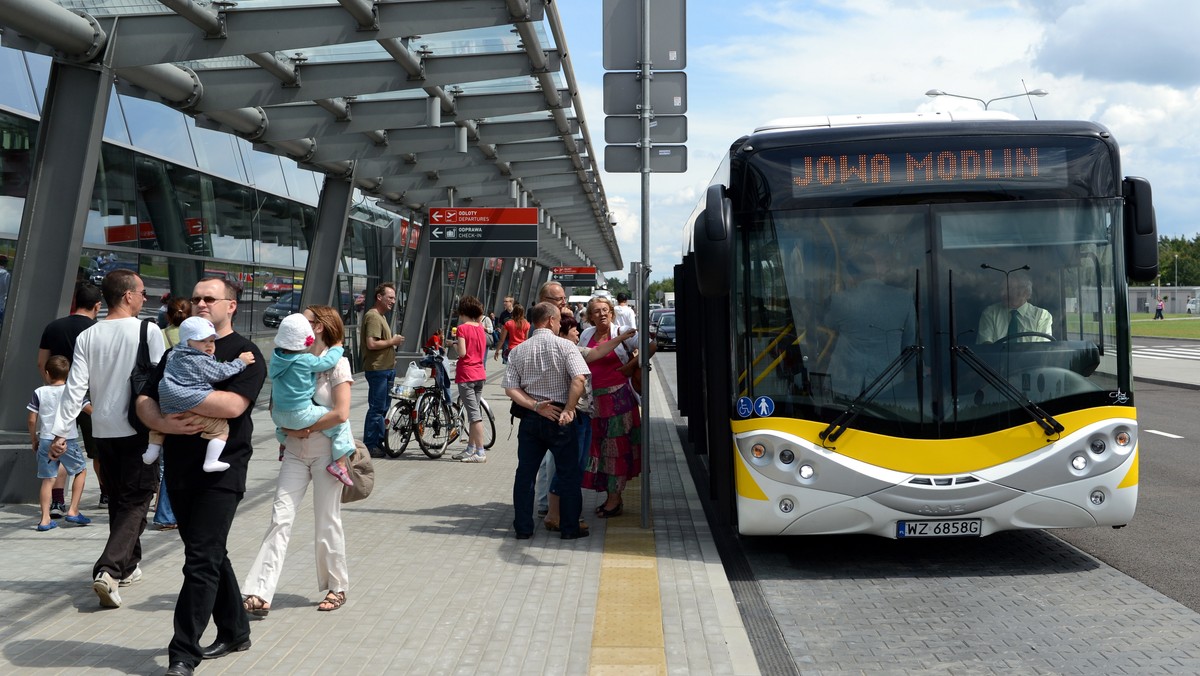 Pierwsze dni działania lotniska w Modlinie pod Warszawą i już pojawiły się pierwsze kłopoty. W poniedziałek część podróżnych nie odleciała stąd do Londynu, bo nie zdążyła przejść odpraw paszportowych. - Był bałagan i zła organizacja odpraw - twierdzą pasażerowie. - Wszystko przez fałszywy alarm - tłumaczą władze lotniska.