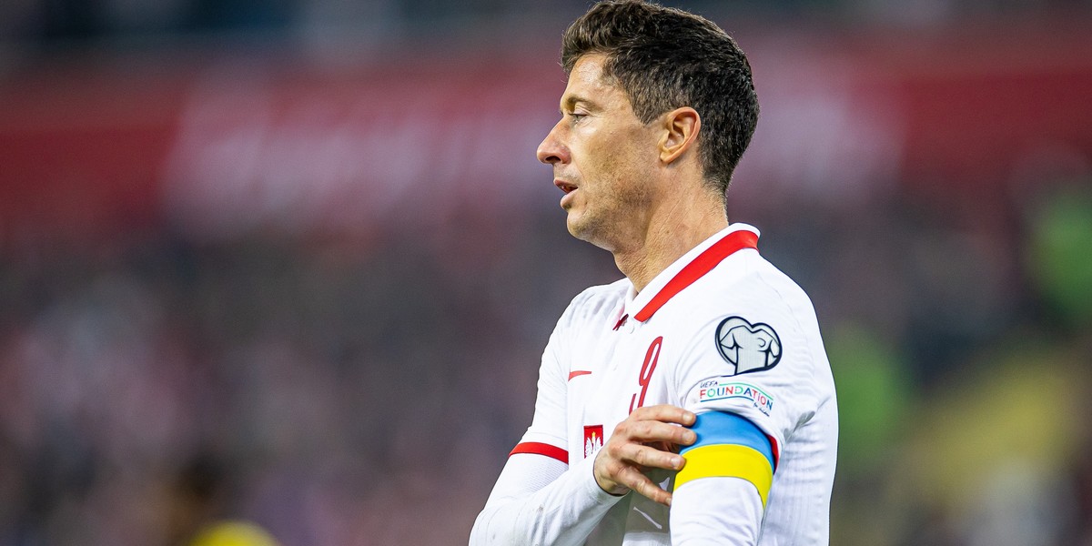 Robert Lewandowski z opaską z flagą Ukrainy na ramieniu