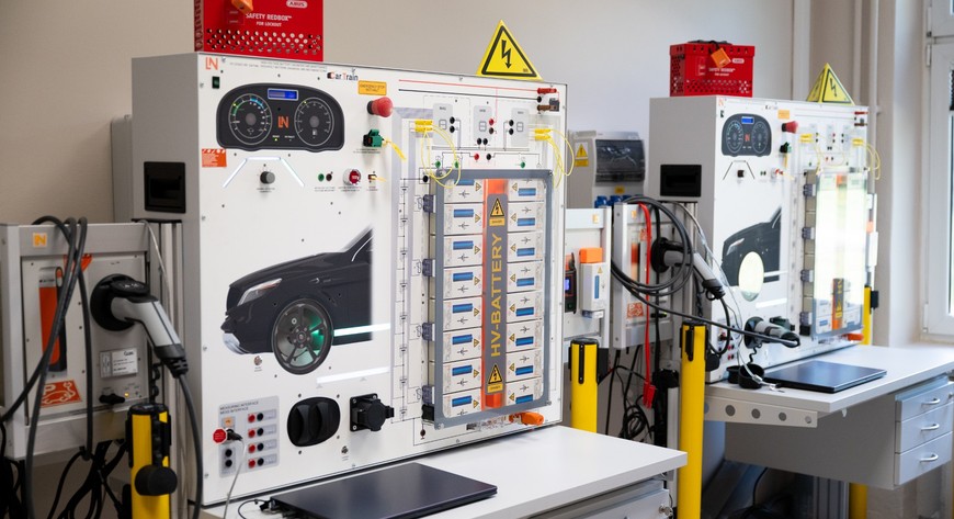 Szkolenia trwają 30 godzin, są całkowicie bezpłatne i prowadzone na nowoczesnym sprzęcie, identycznym jak ten używany w realnych zakładach pracy.