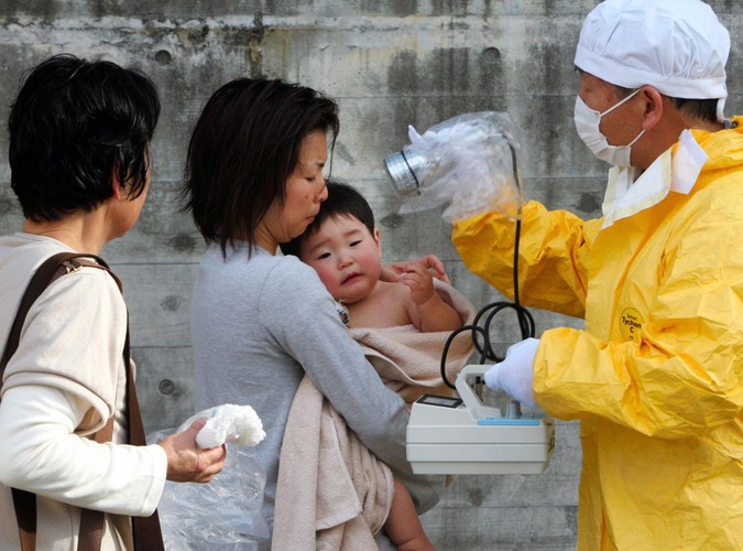 Lekarz bada matkę z synem w wiosce Kawamata w prefekturze Fukushima