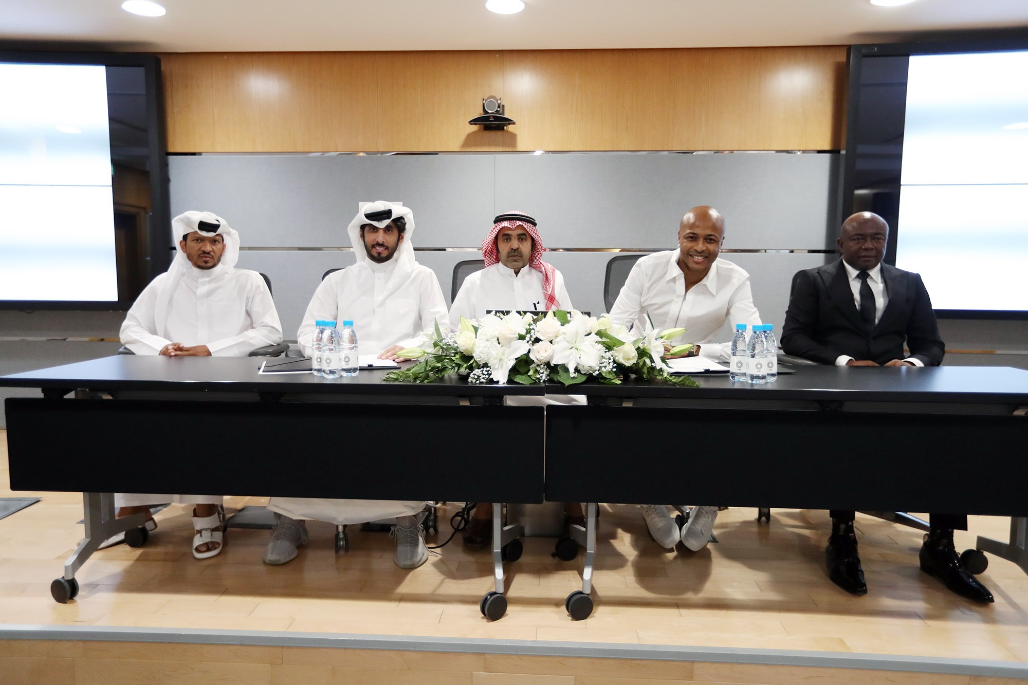 Abedi Pele seated by son Andre Ayew