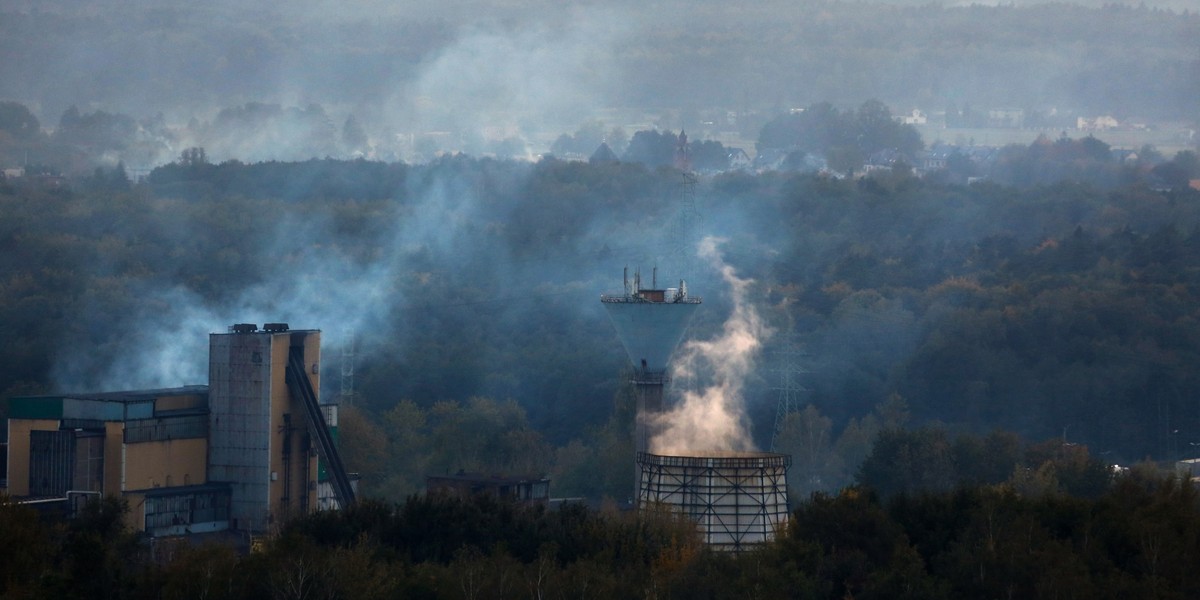 Chmura smogu w czasie sezonu grzewczego nad Łaziskami Górnymi