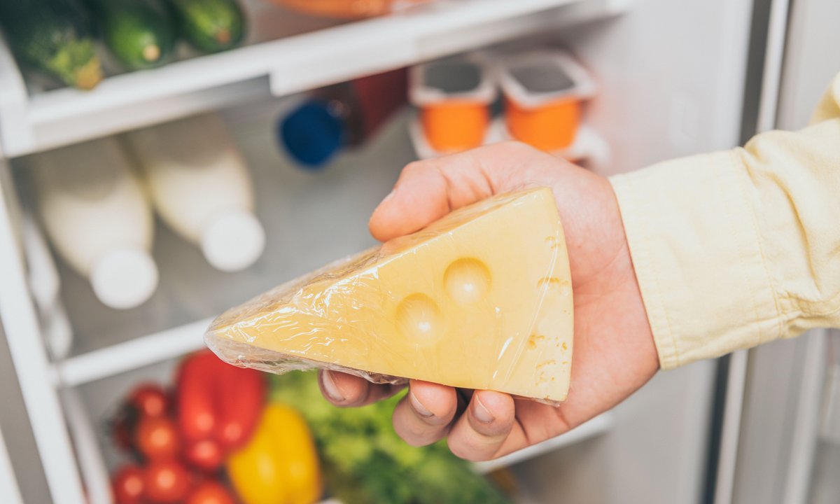 Jak prawidłowo przechowywać ser w lodówce? Wypróbuj trik z octem