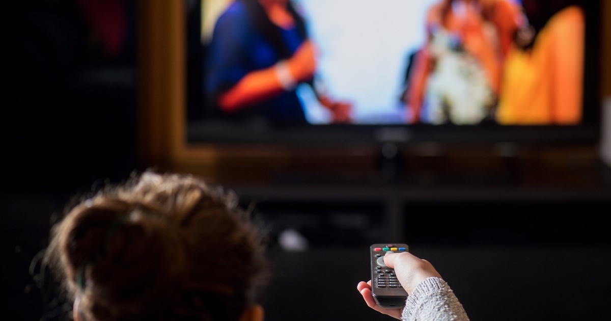 Просмотр фильма дома. Девушка смотрит телевизор. Stop watching tv. Смотреть телевизор. Человек смотрит тебесизтр.