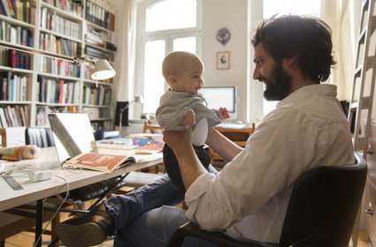 Bycie ojcem wpływa na twoje życie i pracę. 9 zaskakujących faktów