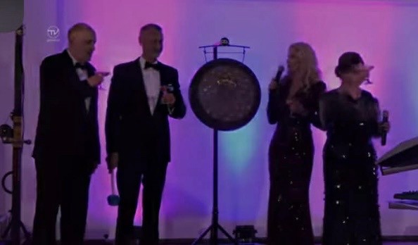 Marianna Ďurianová otvára s predsedom parlamentu Richardom Rašim druhý ročník Podjavorinského plesu.