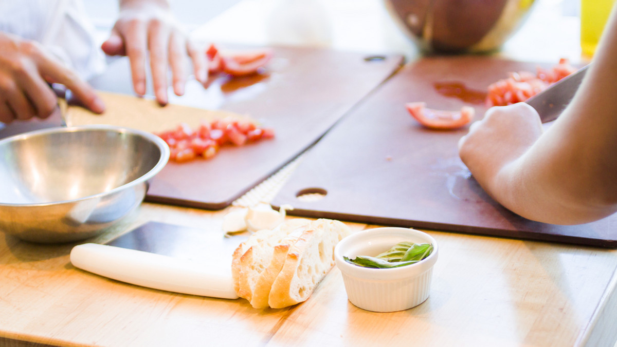 Uczniowie szkół gastronomicznych z całej Polski będą się uczyć o walorach smakowych polskich produktów regionalnych i możliwościach ich przyrządzania w nowoczesny sposób. Do projektu "Gotuj lokalnie" szkoły mogą się zgłaszać do 23 lutego.