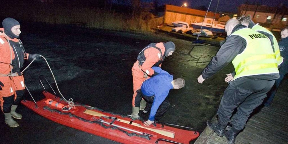 Uciekał przed strażakami po kruchym lodzie