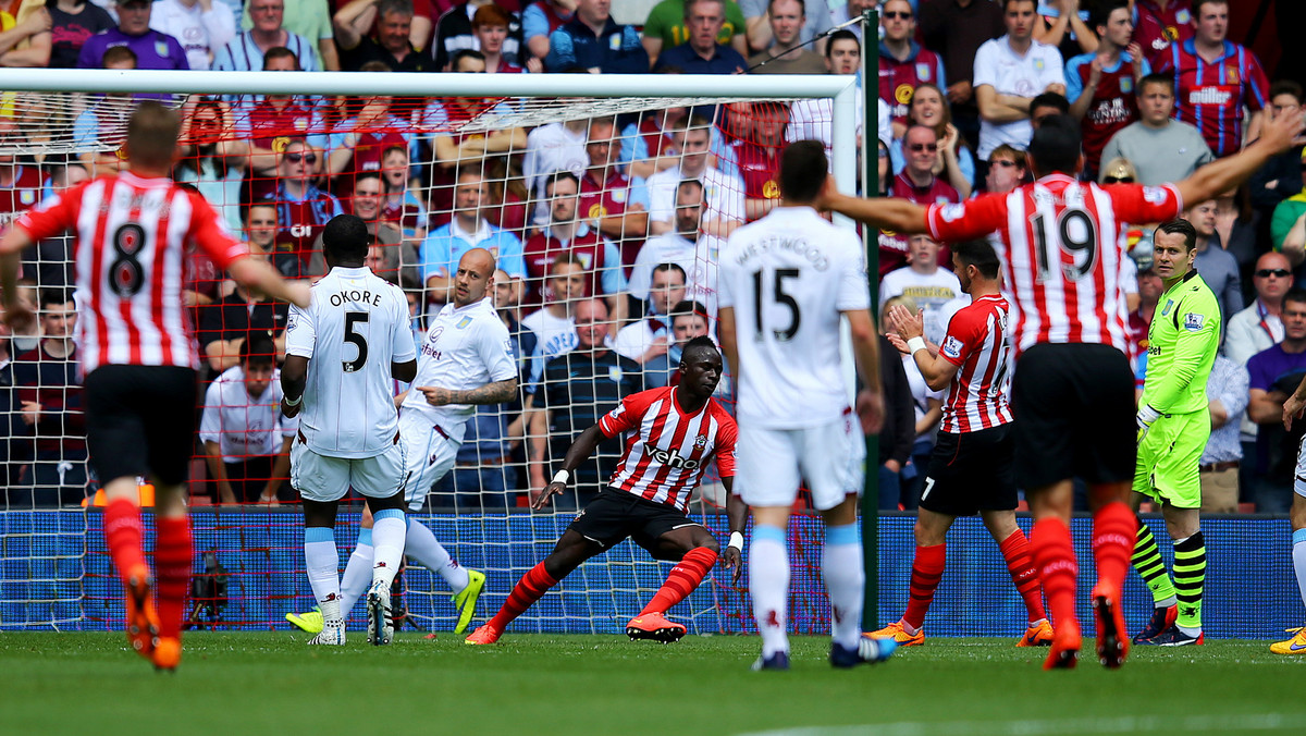 Piłkarze Southampton FC nie mieli w sobotę litości nad Aston Villa FC, rozbili rywali na własnym St. Mary's Stadium 6:1 (5:1) i wciąż liczą się w walce o miejsce gwarantujące udział w przyszłorocznej Lidze Europy. Rekordowo szybkim hat-trickiem popisał się Sadio Mane.