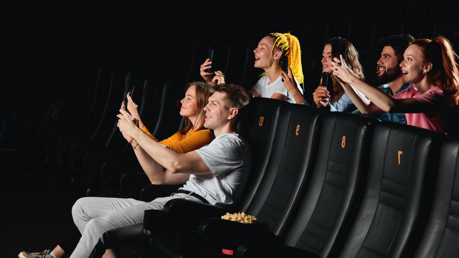 Ljude kojima zvoni mobilni u bioskopu zamenila je još iritantnija vrsta likova