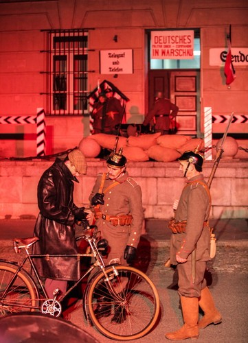 Scena rozbrajania niemieckich żołnierzy w stolicy w listopadzie 1918 przed dawną komendą miasta (obecnie siedziba Dowództwa Garnizonu Warszawa), 10 bm. w przeddzień Święta Niepodległości.