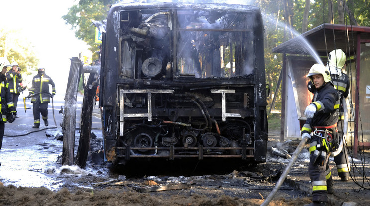 A fővárosban és környékén nem először láttak már kiégett buszt a tűzoltók, ez itt egy korábbi eset /Fotó: MTI-Mihádák Zoltán
