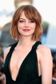 Emma Stone 2014-ben váll fölé érő, lezser frufrus frizurát választott. Ez a vörös árnyalat valami elképesztően áll neki!